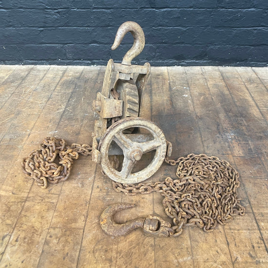 Hoist with rusty chain Qty 1