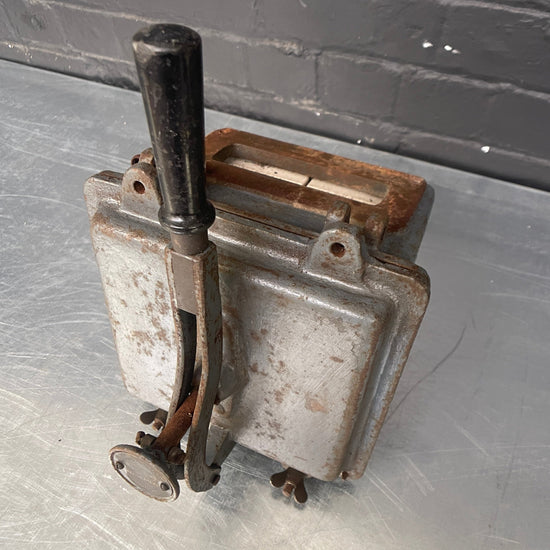 Isolator with handle Qty 1
