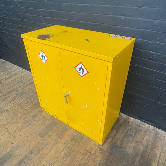 Industrial hazardous cabinet Qty 1